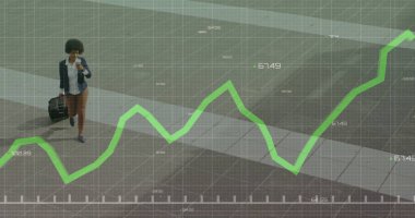 Şehir kaldırımında üzerinde kaplama olan akıllı telefon kullanarak bavulu çeken yürüyen bir iş kadını. Kentsel, profesyonel, modern, veri, analitik, teknoloji, iş