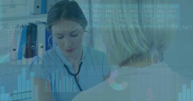 Ameliyat odasındaki hastanın koluna steteskopla kan basıncı kelepçesi takan önlüklü doktor. Sağlık, profesyonel, klinik, teşhis, sağlık, takım çalışması, modern