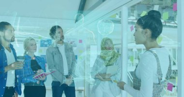 Siyahi bir kadın, iş kıyafetleri içinde meslektaşlarına sunum yapıyor. Üç boyutlu projeksiyonları var. Kopya alanı. İşbirliği, yenilik, takım çalışması, dijital, modern, teknoloji, beyin fırtınası