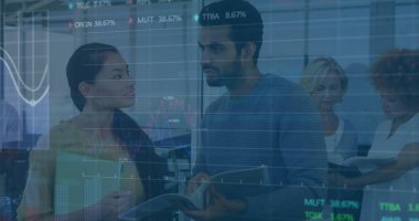 İş kıyafetleri uzmanları, tablet ve klasördeki hisse senedi verilerini çizelgelerle inceliyorlar. Şirket, finans, analitik, takım çalışması, modern, üretkenlik, danışmanlık