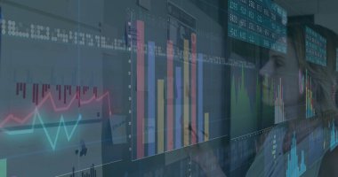 Ekran duvarındaki çizelgeleri ve çizgi grafiklerini analiz ediyorum. Ofiste spor ceket giyen analistler, fotokopi alanı. Veri görselleştirme, iş zekası, analitik, şirket, teknoloji, modern, profesyonellik