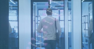 Ofis koridorunda dizüstü bilgisayar çantası taşıyan, cam bölmeli ve hologramlı bir kazak giyen adam. Futuristik, teknoloji, ofis, profesyonel, dijital, modern, yenilik