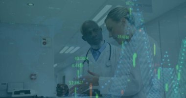 Doktorlar, hemşire istasyonunun yakınındaki koridordaki dijital çizelgeleri tablet ve kalemle inceliyorlar. Tıbbi, sağlık, teknoloji, profesyonel, danışma, tanı, modern