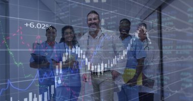 Tıbbi ve iş kıyafeti giyen takım hastane koridorunda yürüyor, maddi örtülerle. Tıbbi, sağlık, takım çalışması, profesyonel, işbirliği, yenilik, teşhis