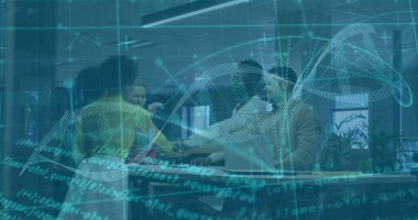 Ofis konferans odasında verileri tartışan, yarı saydam DNA örtülü ekip üyeleri. Teknoloji, takım çalışması, yenilik, modern, profesyonel, dijital, beyin fırtınası