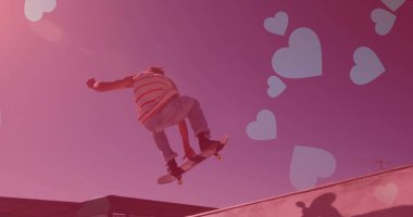 Çizgili bluzlu kaykaycı ve kot pantolonla kaykay parkında yüzen kalplerle metal rampayı temizliyor. Macera, heyecan, spor, şehir, canlı, dinamik, genç