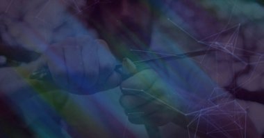 Ceket kolları oyulmuş eller katlanmış bıçaklar ve ağ hatlarıyla ormanda sopa soyuyorlar. Sanatçılık, açık hava, vahşi doğa, teknoloji, hassasiyet, macera, doğa.