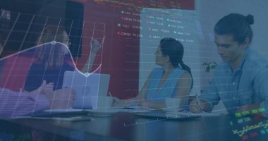 Toplantı odasında mali tabloları tartışan beş profesyonel dizüstü bilgisayarları ve ekranı olan bir grup. İş, işbirliği, analitik, şirket, takım çalışması, modern, üretkenlik