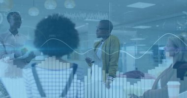 Chartreuse bombardıman ceketli adamı analitik kaplamayla ofiste tartışmalara öncülük ediyor. İş, takım çalışması, veri, yenilik, profesyonel, ofis, işbirliği