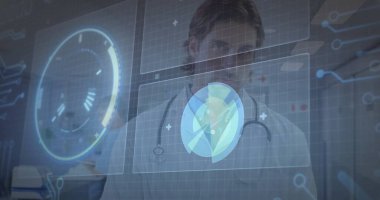 Erkek doktor, steteskop ve işaretleyicilerle klinik laboratuvarında holografik ekranı inceliyor. Tıbbi, teknoloji, sağlık, yenilik, profesyonel, tanı, geleceksel