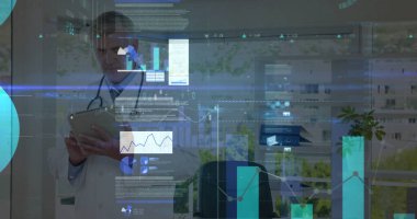 Tıp bürosundaki holografik arayüzü inceleyen doktor, tablet ve stetoskopla inceleniyor. Sağlık, teknoloji, yenilik, sağlık, veri, profesyonellik, işbirliği