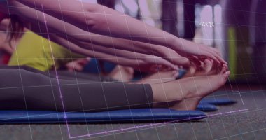 Üç kadının tayt giyip spor salonunda öne doğru eğilmeleri, mavi yoga minderleriyle. Fitness, takım çalışması, esneklik, refah, aktivite, enerji, grup