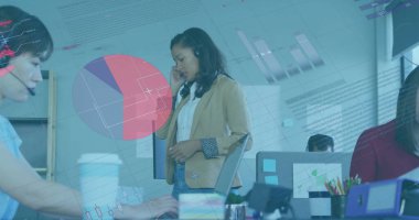 Bej ceketli, kulaklık takan, bilgisayar monitörlü bir kadın konuşuyor. İşbirliği, iletişim, takım çalışması, profesyonel, modern, üretkenlik, teknoloji