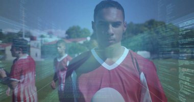 Çim sahada kırmızı beyaz futbol forması giyen koyu tenli oyuncu, kod altında. Sporcular, takım sporu, dijital teknoloji, spor yarışması, açık hava etkinliği, gençlik enerjisi, gelecek tasarımı