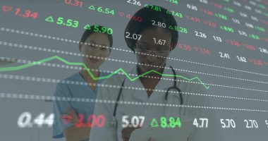 Laboratuvar önlüklü kadın doktor. Klinikte veri üzerinde çalışıyor. Tablet ve steteskopla. Tıbbi, sağlık, teknoloji, analitik, profesyonellik, yenilik, teşhis