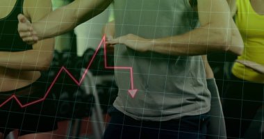 Grup spor salonundaki kardiyo makineleri üzerinde birlikte çalışıyor. Izgara kaplama ve kırmızı çizgi grafiği ile birlikte. Spor, sağlık, motivasyon, performans, analitik, dayanıklılık, eğitim