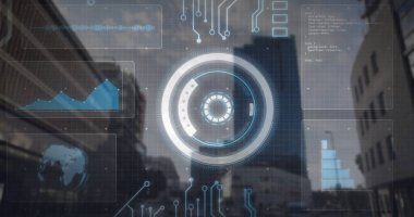 Şehrin caddesindeki holografik HUD 'yi haritalar, dalga biçimi paneli, kod parçacıkları ve dünya ikonu ile örtüyor. Futuristik, teknoloji, arayüz, kentsel, dijital, yenilik, veri görselleştirme