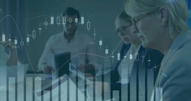 Mali raporlara göre iş adamları konferans masasının etrafında dizüstü bilgisayarla toplanıyorlar. Şirket, takım çalışması, analiz, modern, finans, strateji, profesyonel