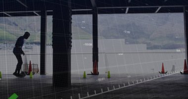 Tee ve kot pantolonlu seyir subayı iskele içinde koni ve kopyalama alanı ile kendini dengeleme tahtasına biniyor. Kentsel, etkinlik, eğlence, navigasyon, macera, spor, modern