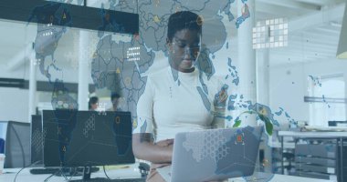 Açık planlı ofiste gümüş dizüstü bilgisayarda dijital dünya haritası eşleşmesi olan veri analisti. İşbirliği, teknoloji, çalışma alanı, yenilik, dijital, modern, takım çalışması