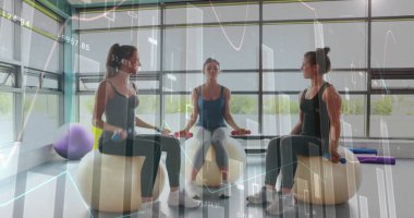 Stüdyoda denge topları ve dambıllar kullanarak spor kıyafetleriyle dengede duran üçlü. Fitness, takım çalışması, sağlık, dinamik, canlı, aktivite, sağlıklı yaşam tarzı