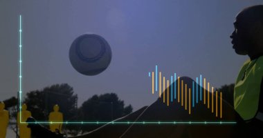 Formalı dengeli bir sporcu sahada, futbol topuyla, mankenlerle, kaplamalarla, fotokopi alanıyla. Sporcu, antrenman, spor, açık hava, spor, analiz, performans