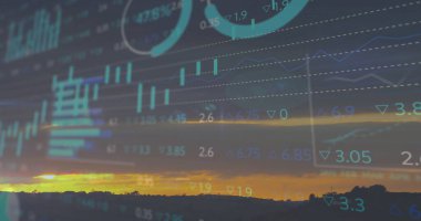 Gün batımında ufuk boyunca şeffaf finansal verileri şamdan grafikleriyle harmanlamak. Gün batımı, manzara, analitik, dijital, görselleştirme, veri, finans