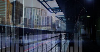 Metal parmaklıklı yaya geçidi, terasta da cam tepe örtüsü ve finansal tablolar. Kentsel, kurumsal, modern, mimari, finans, veri, profesyonel