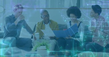 Fikir alışverişi, dört iş arkadaşının ofis salonunda elinde bardak ve belgeler olması, devre grafikleriyle. İşbirliği, takım çalışması, yenilik, profesyonel, modern, tartışma, teknoloji