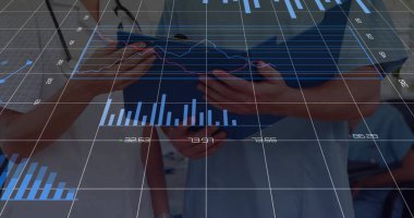 Koridordaki önlüklerdeki hasta verilerini incelemek, pano, stetoskop, dijital çizelgeler. Sağlık, takım çalışması, profesyonellik, teşhis, teknoloji, hastane, belge