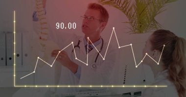 Anatomiyi açıklayan, doktorların klinikteki hastaların yanında omurga modelini göstermesi. Tıbbi, danışma, sağlık, eğitim, kesinlik, profesyonellik, klinik