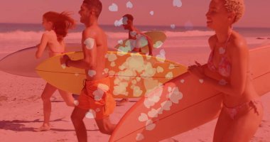 Okyanus kıyısında canlı sörf tahtaları taşıyan dört sörfçü çalıştırmak, spor mayo giymek. Plaj, macera, yaz, boş zaman, açık hava, gençlik dolu, enerjik