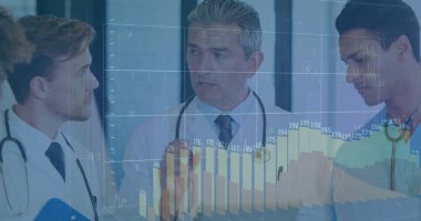 Tıbbi ekip toplantı odasında, dijital ekran ve stetoskoplarla bar çizelgelerini inceliyor. Profesyonel, işbirliği, analitik, fütüristik, sağlık, yenilik, takım çalışması