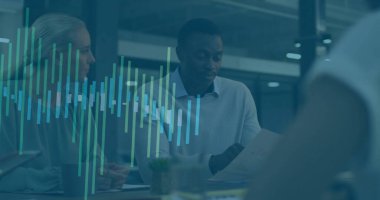 Süveter giymiş orta yaşlı bir adamı incelerken basılı belgeleri ve çizelgeleri inceledim. Profesyonel, takım çalışması, işbirliği, modern, kurumsal, analiz, iletişim