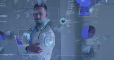 Steteskopla, holografik verilerle, kopyalama alanıyla ofiste kollarını kavuşturan yetişkin bir erkek doktor. Tıbbi, sağlık, teknoloji, analitik, yenilik, klinik, modern