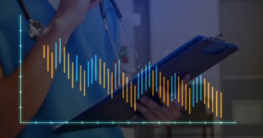 Klinik koridorunda elinde steteskop olan dijital sağlık çizelgesi olan doktoru inceliyorum. Tıbbi, sağlık, analitik, veri, klinik, mesleki, tanı