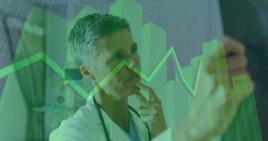 Laboratuvar önlüğü giyen doktor muayene odasında dijital ekran grafikleri inceliyor. Stetoskop ve fosforlu kalemle. Tıbbi, teknoloji, yenilik, sağlık, analiz, profesyonel, teşhis