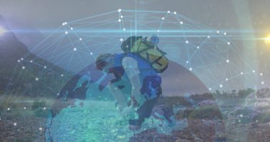 Dağların arasında sarı sırt çantasıyla kayalık topraklarda diz çöküp dünya veri ağını inceleyen bir gezgin. Macera, keşif, teknoloji, bağlantı, vahşi doğa, dayanıklı, yenilik