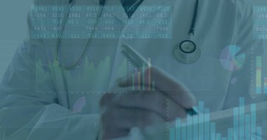 Klinikteki verileri steteskop ve çizelgelerle inceleyen olgun bir doktor. Tıbbi, sağlık, analitik, dijital, profesyonel, veri, teknoloji