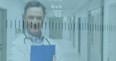 Elinde mavi dosya ve steteskop, beyaz önlüklü doktor hastane koridorunda dikiliyor. Tıbbi, sağlık, profesyonel, klinik, tanı, hastane ortamı, modern