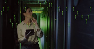 Sunucu koridorunda elinde tablet olan kot pantolon içindeki bilişim mühendisinin rafları ikili kaplamalı halatı analiz ediliyor. Teknoloji, siber güvenlik, veri merkezi, dijital, profesyonel, gelecekçi, analitik