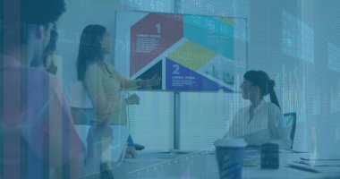 Spor ceketli kadın konferans odasında dizüstü bilgisayarlarla bilgi verilerini sunuyor. Profesyonel, takım çalışması, modern, kurumsal, analitik, iş, işbirliği