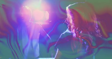 Sahnede, girdap gibi sisli, fotokopi aletiyle mikrofon tutan kadın şarkıcı. Konser, performans, gece hayatı, sahne, ışıklar, elektronik, müzik