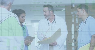 Üniformalı tıp ekibi hastane koridorunda tablet ve stetoskoplarla çizelgeyi tartışıyor. Sağlık, takım çalışması, profesyonel, işbirliği, klinik, tıp, iletişim