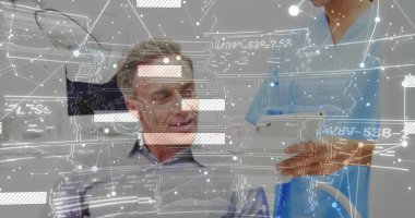 Muayene lambası altında tablet ve kaplamalar kullanarak sağlık bilgilerini temizleyen klinisyen ve hastaların incelenmesi. Teşhis, teletıp, veri görselleştirme, sağlık, değerlendirme, tıbbi teknoloji, profesyonellik