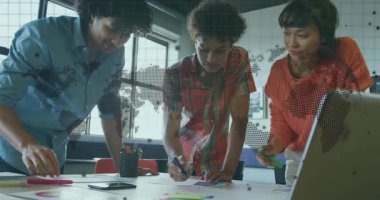 Çalışma ekibi çizelgeleri hazırlıyor, adam animasyon görüntüleri yazıyor. İşbirliği, takım çalışması, strateji, analiz, beyin fırtınası, yenilik, profesyonel