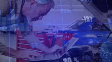 Garajda dizüstü bilgisayar kullanan teknisyen sabit ölçümler için kabloları ayarlarken canlı grafikleri takip ediyor. Mekanik, tanı, teknoloji, otomotiv, onarım, mühendislik, bakım