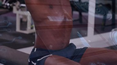 Halterleri kavrayan adam, holografik ölçümlerle uyum sağlamak için ağırlıkları yukarı itiyor. Kuvvet, fitness, egzersiz, atletizm, dijital arayüz, eğitim, kararlılık