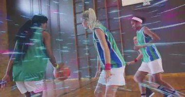 Basketbolcu topu sürüyordu. Sol kroşe, defans oyuncusunun atlama vuruşunu geçiyordu. Atletizm, takım çalışması, rekabet, çeviklik, spor giyim, eğitim, performans