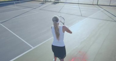 Kadın tenisçi top atıyor ve spor teknolojisi için raket etrafında pembe sis yayıyor. Atletik, spor, performans, canlılık, enerji, dinamik, canlı